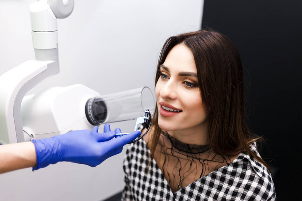 El dentista hace radiografías de la cavidad dental para el paciente en la clínica
 - Foto, Imagen