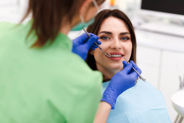 Menina com um belo sorriso na consulta do dentista
 - Foto, Imagem