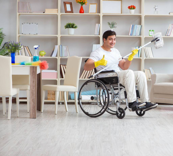 Инвалид чистит пол дома - Фото, изображение