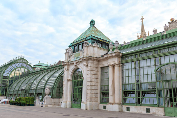 Viena, Austria. Palacio de Hofburg - Invernadero de Palma - Foto, imagen