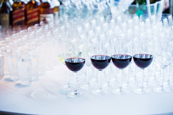 Uvnitř červeného a bílého vína catering pro hosty akce - Fotografie, Obrázek