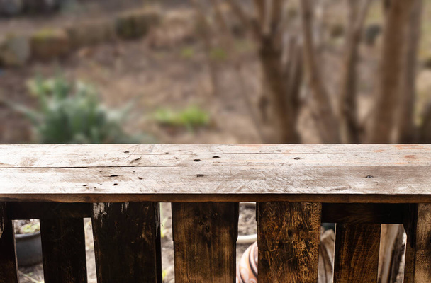 Ringhiera della vecchia terrazza in legno nel giardino
 - Foto, immagini