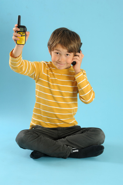 αγόρι που παίζει με ένα φορητό ραδιοτηλέφωνο - Φωτογραφία, εικόνα
