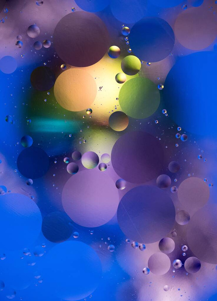 abstract background, oil drops on water, bubbles, space fantasy, color gradient, color circles of oil on the water surface, rainbow - Foto, immagini
