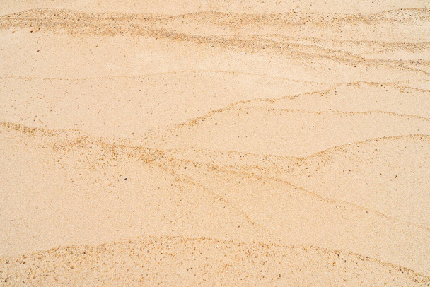 砂のビーチテクスチャ抽象的な背景のスペースをコピーします。夏休みと旅行のリラクゼーションの概念。ヴィンテージトーンフィルターエフェクトカラースタイル. - 写真・画像