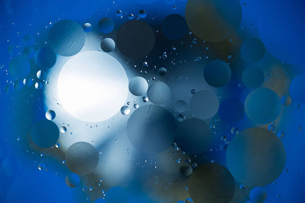 abstract background, oil drops on water, bubbles, space fantasy, color gradient, color circles of oil on the water surface - Fotoğraf, Görsel