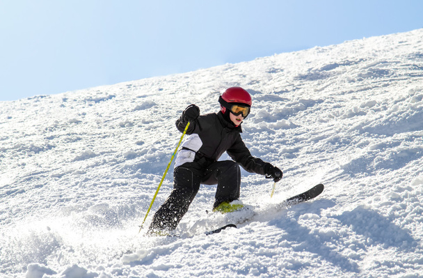 jonge skiër op een ongelijke helling - Foto, afbeelding