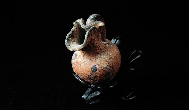 Alter Keramikkrug für Wein und Wasser auf schwarzem Hintergrund - Foto, Bild