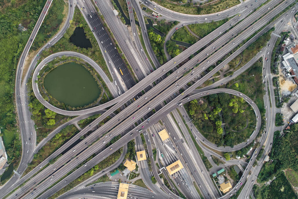 Vista aérea intersección coty cruce de carreteras con vehículo - Foto, imagen