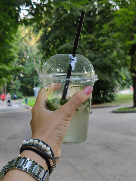 γυναίκα χέρι κρατώντας μοχίτο κοκτέιλ καλοκαίρι δροσερό ποτό - Φωτογραφία, εικόνα