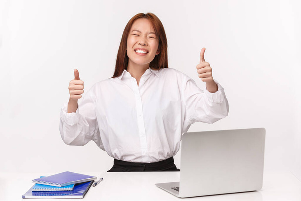 Conceito de carreira, trabalho e mulheres empresárias. Close-up retrato de satisfeito alegre asiático escritório senhora sorrindo feliz, mostrar polegares-up elogiar a si mesma, ostentando realização, trabalho feito
 - Foto, Imagem
