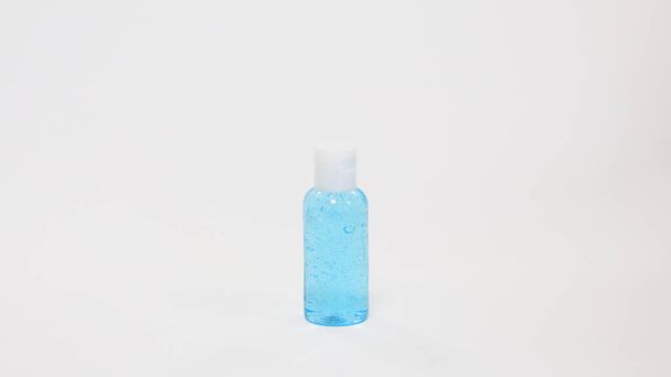 Desinfetante de mão transparente em um frasco de bomba transparente isolado em um fundo branco. O higienizador de mãos é usado para matar germes, bactérias e vírus, alguns dos quais podem causar gripe H1N1 ou gripe suína. Covid-19
 - Foto, Imagem