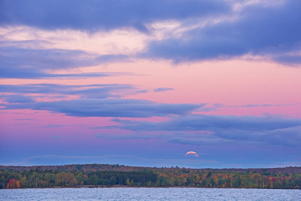Paisaje otoñal de la costa del Lago Superior con la puesta de luna en el crepúsculo, Península Alta de Michigan, EE.UU.
 - Foto, Imagen