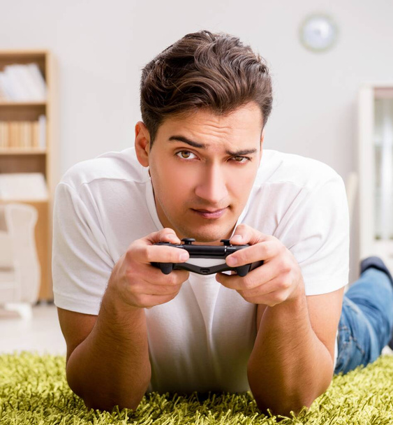 Homme accro aux jeux informatiques - Photo, image