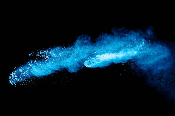 Blauwe stofexplosie op zwarte achtergrond. Freeze beweging van kleur poeder plons. - Foto, afbeelding