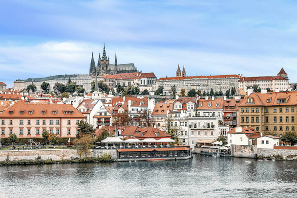 Спорудження річки Влтави в Празі з видом на шпилі собору. - Фото, зображення