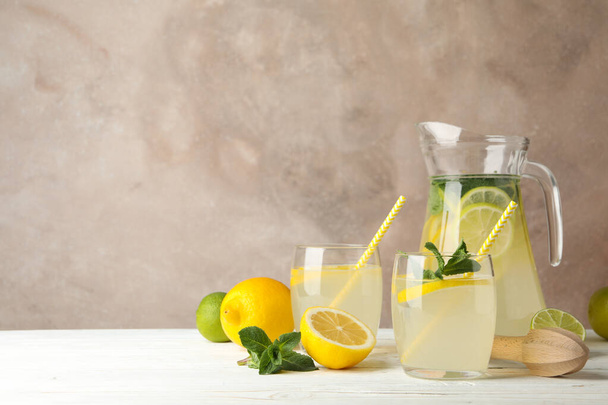 Limonádu a ingredience na dřevěném stole. Čerstvý drink - Fotografie, Obrázek