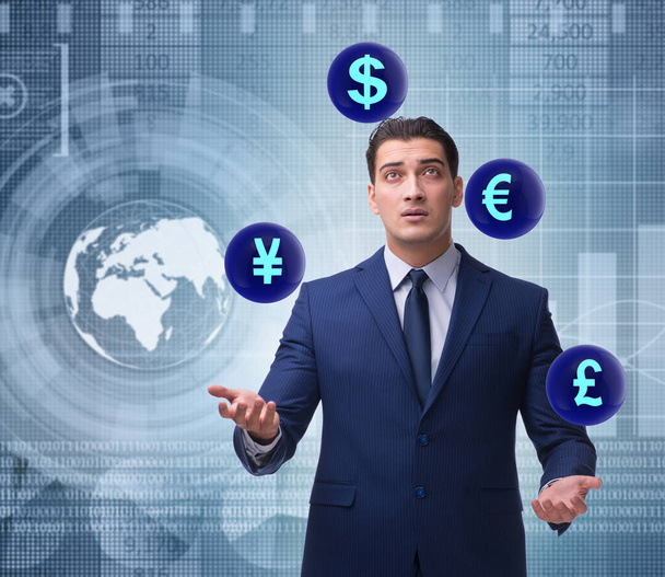 Geschäftsmann jongliert zwischen verschiedenen Währungen - Foto, Bild