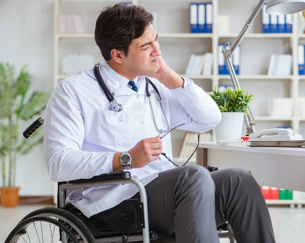 Médecin handicapé en fauteuil roulant travaillant à l'hôpital - Photo, image