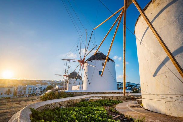 Moulins à vent traditionnels grecs sur l'île de Mykonos au lever du soleil, Cyclades, Grèce - Photo, image