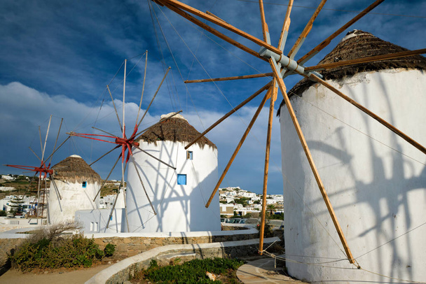 Gündoğumunda Mikonos adasında geleneksel Yunan yel değirmenleri, Kiklad, Yunanistan - Fotoğraf, Görsel