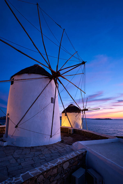 Molinos de viento griegos tradicionales en la isla de Mykonos al amanecer, Cícladas, Grecia - Foto, Imagen
