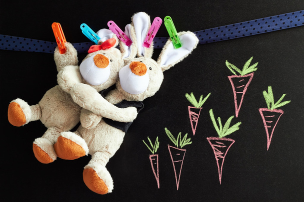 Kara tahta ile çizim ve oyuncak tavşanlar - Fotoğraf, Görsel
