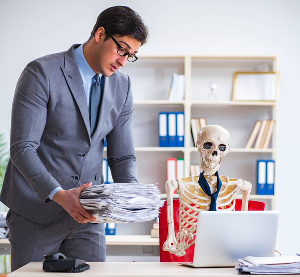 Chefe irritado gritando com seu empregado esqueleto - Foto, Imagem
