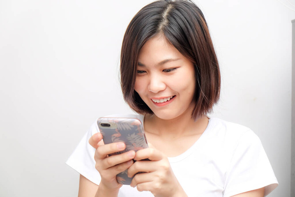 Hermosas mujeres escribiendo teléfono inteligente de texto en el concepto de tecnología de fondo blanco - Foto, Imagen
