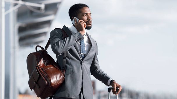 Empresario hablando por celular viajando por negocios en el aeropuerto, Panorama
 - Foto, imagen
