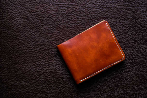 Echte Leder Brieftasche handgefertigt auf Leder Hintergrund Handwerkskunst Objekt - Foto, Bild