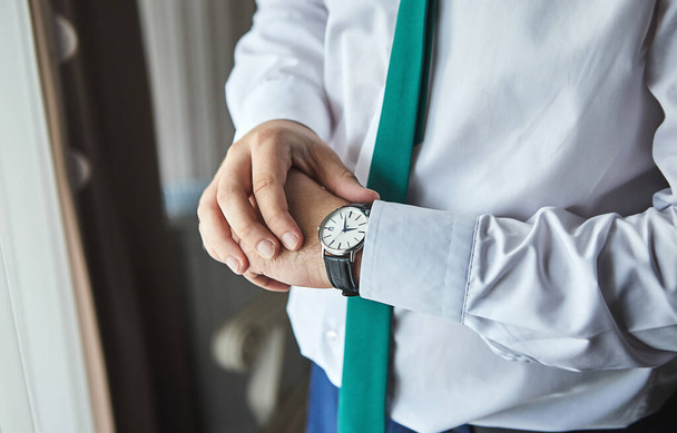 businessman checking time on his wrist watch, man putting clock on hand,groom getting ready in the morning before wedding ceremony. Men Fashion - Foto, Imagem