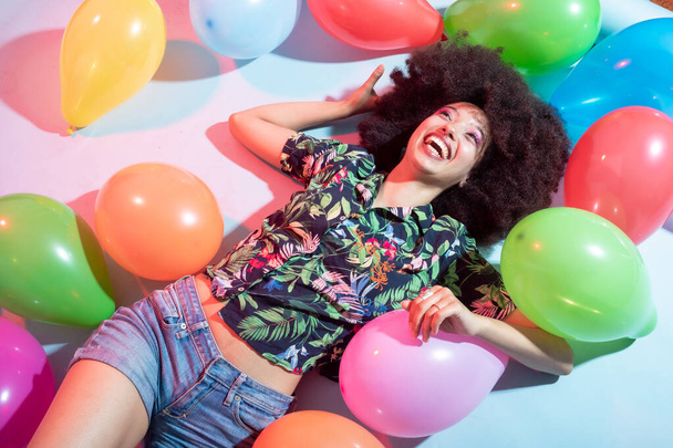 Молодая красивая многонациональная женщина студия снимала позируя с воздушным шаром - празднование, счастье, приятная концепция
 - Фото, изображение