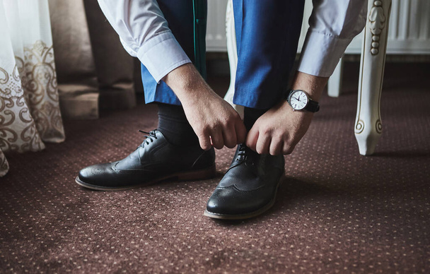 scarpe uomo d'affari vestiti, l'uomo si prepara per il lavoro, sposo mattina prima della cerimonia nuziale. Moda uomo - Foto, immagini