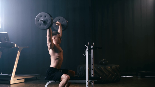 hombre sin camisa levantamiento de pesas pesada barra en el gimnasio
  - Metraje, vídeo