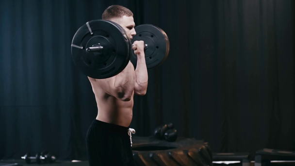 προφίλ του shirtless man άρση βαρών barbell στο γυμναστήριο  - Πλάνα, βίντεο