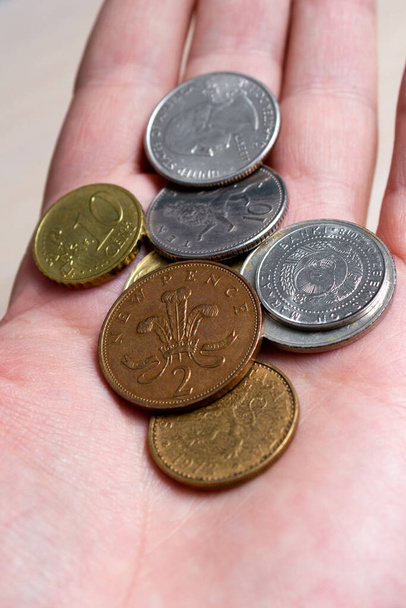 Münzen verschiedener Länder Numismatik in der Hand. Blick von oben. zum Abschluss - Foto, Bild