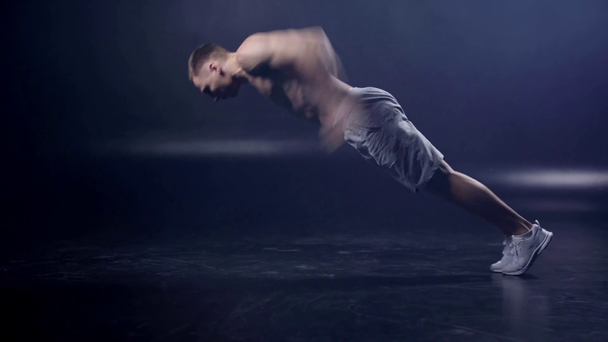 musculoso hombre haciendo flexiones en negro
  - Metraje, vídeo