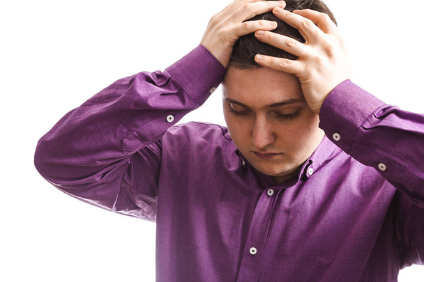 overgewicht man in violet neemt zijn hoofd met twee handen probleem op een witte achtergrond kopiëren ruimte isoleren - Foto, afbeelding