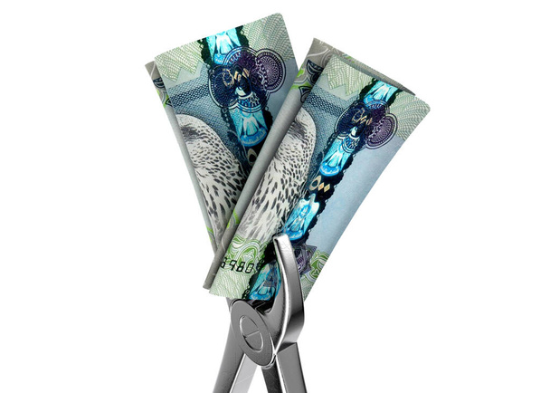 eine medizinische Zange, die ein zusammengerolltes Paar russischer Rubel-Banknoten auf einem isolierten weißen Studiohintergrund festhält - 3D-Render - Foto, Bild