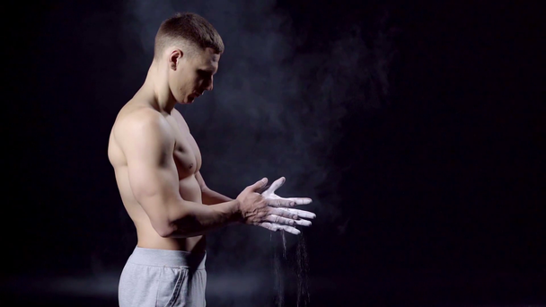 Hidas liike komea mies taputtaa kädet jauhe musta
  - Materiaali, video