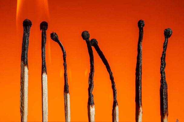 καίγοντας επτά αγώνες στη σειρά στις γωνίες ενός χάρτη ηγεσίας σε φόντο Lush Lava. κλείσιμο χώρου αντιγραφής - Φωτογραφία, εικόνα
