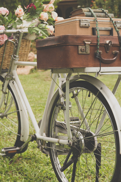 Bicicleta vintage com um saco
 - Foto, Imagem