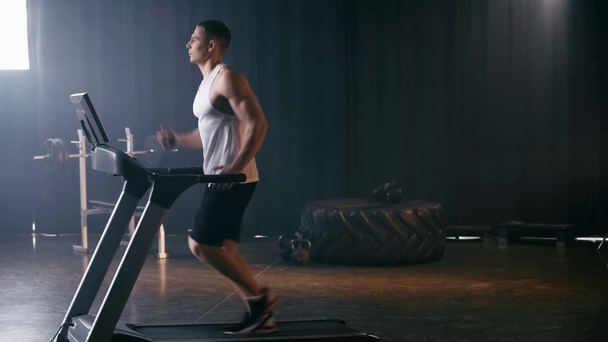 sportive man running on treadmill in sports center  - Filmagem, Vídeo