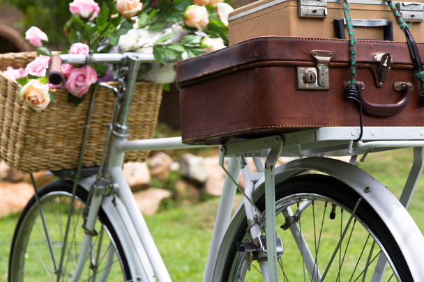 Bicicleta vintage con bolsa
 - Foto, imagen