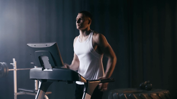 Αθλητικός άνδρας τρέχει στο διάδρομο σε αθλητικό κέντρο  - Πλάνα, βίντεο