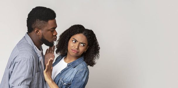 Меры предосторожности против коронавируса. Отвратительная чёрная женщина отталкивает парня, отвергая его поцелуи
 - Фото, изображение