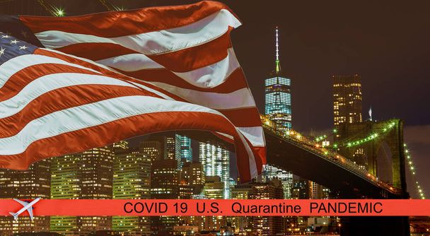 Pandemické USA zrušeny cestovní karanténa covid-19 nás vlajka vlaje na Brooklyn most za soumraku s Manhattanem - Fotografie, Obrázek