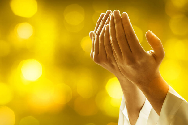 Ręce muzułmanina modlącego się - Zdjęcie, obraz