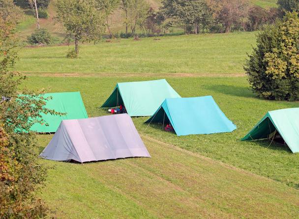 tenda menino scout acampamento em um acampamento ao ar livre
 - Foto, Imagem